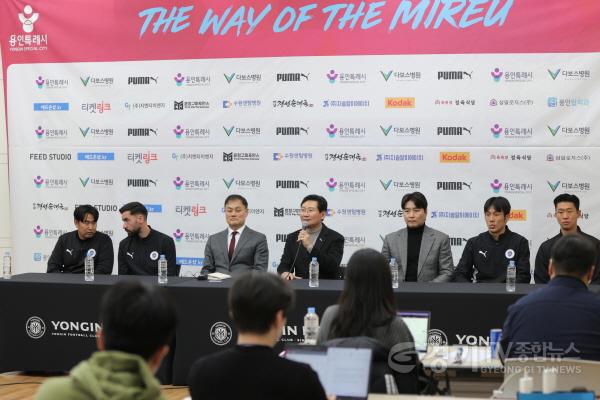 [크기변환]3-6. 이상일 용인특례시장이 4일 포은아트홀에서 열린 용인FC 창단 기자회견에서 취재진의 질문에 답하고 있다..jpg