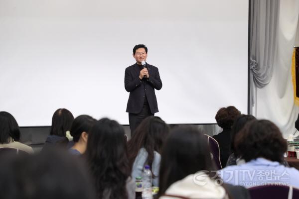 [크기변환]1-1. 이상일 용인특례시장이 5일 시청 컨벤션홀에서 열린 제6기 용인청년정책네트워크 발대식에 참석해 인사말을 하고 있다..JPG