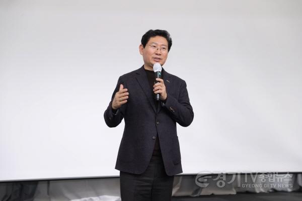 [크기변환]1-2. 이상일 용인특례시장이 5일 시청 컨벤션홀에서 열린 제6기 용인청년정책네트워크 발대식에 참석해 인사말을 하고 있다..JPG