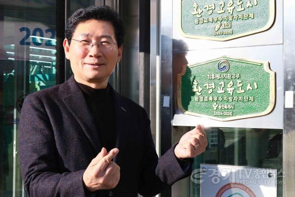 [크기변환]5-3. 이상일 용인특례시장은 5일 시청에서 열린 현판 제막식에 참석했다.jpeg