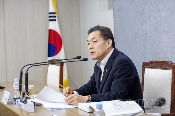 [크기변환]1-2. 이재준 수원특례시장, “민원을 유형별로 분류하고, 체계적으로 분석해 효율적으로 처리해야”.jpg