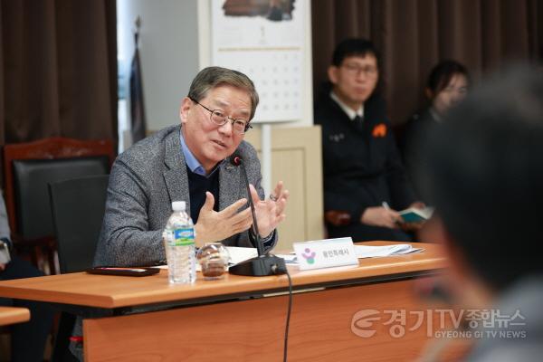 [크기변환]10-2. 황준기 용인특례시 제2부시장이 7일 용인서부경찰서에서 열린 제16회 안전문화살롱에 참석해 안전 대책을 논하고 있다..jpg