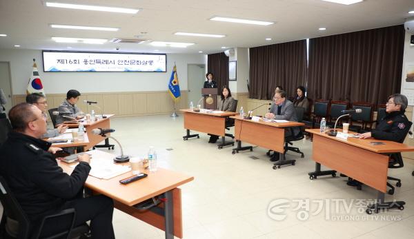 [크기변환]10-1. 황준기 용인특례시 제2부시장이 7일 용인서부경찰서에서 열린 제16회 안전문화살롱에 참석해 안전 대책을 논하고 있다..jpg