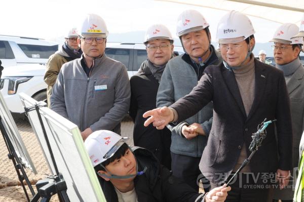 [크기변환]8-3. 이상일 용인특례시장이 9일 용인반도체클러스터 일반산업단지 현장을 방문해 공사 진행 상황을 확인하고 있다..jpg