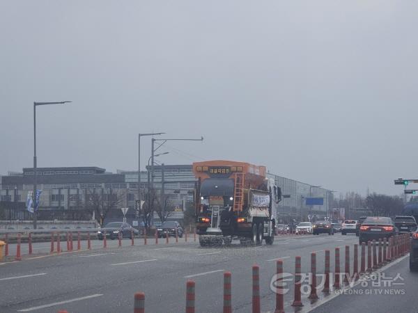 [크기변환]사진1)수원시, 선제적으로 제설제 살포해 블랙아이스 대비… 강풍 피해 예방 위해 지장물 점검.jpg
