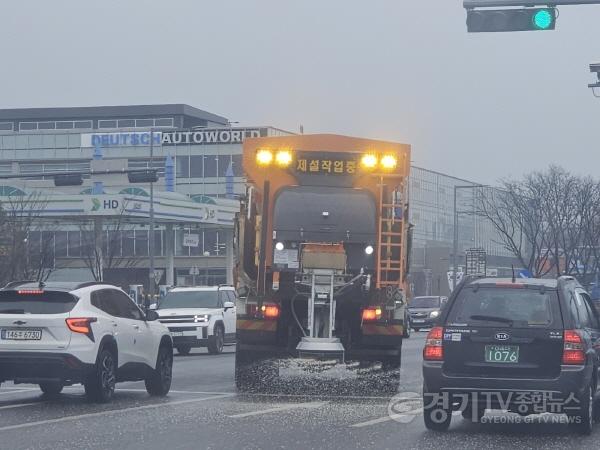 [크기변환]사진2)수원시, 선제적으로 제설제 살포해 블랙아이스 대비… 강풍 피해 예방 위해 지장물 점검.jpg