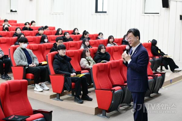 [크기변환][기획보도 사진(2)] 2025. 03. 04. 이민근 안산시장이 2025년 상반기 청년인턴 오리엔테이션에서 청년들에게 발언을 하고 있다..jpeg