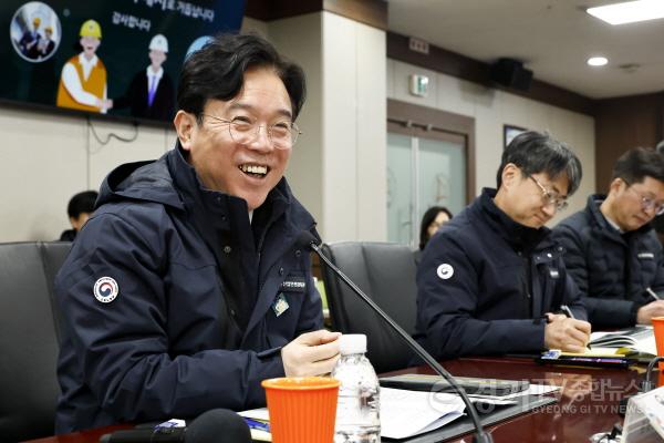 [크기변환]4-4. 김영훈 고용노동부장관이 산업안전지킴이 점검 관련 간담회에서 발언하고 있다.jpg