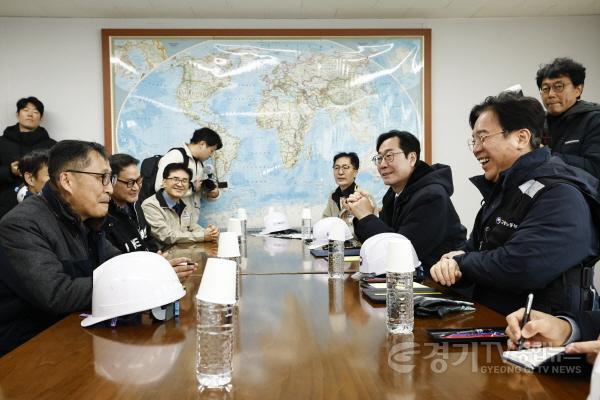 [크기변환]4-13. 정명근 화성특례시장과 김영훈 고용노동부장관이 현장을 덤검하고 있다.jpg