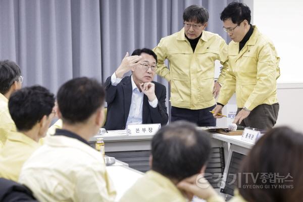 [크기변환]1-2. 정명근 화성특례시장이 비상대책회의통해 공직자들에게 지시하고 있다.jpg