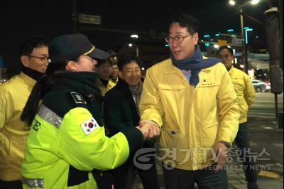 [크기변환]1-3. 정명근 화성특례시장이 현장 봉사자들을 격려하고 있다.jpg