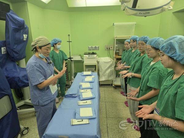[크기변환]3-3. 용인 지역 중학생들이 8일 다보스병원에서 의료분야 직무 체험을 하고 있다..jpg