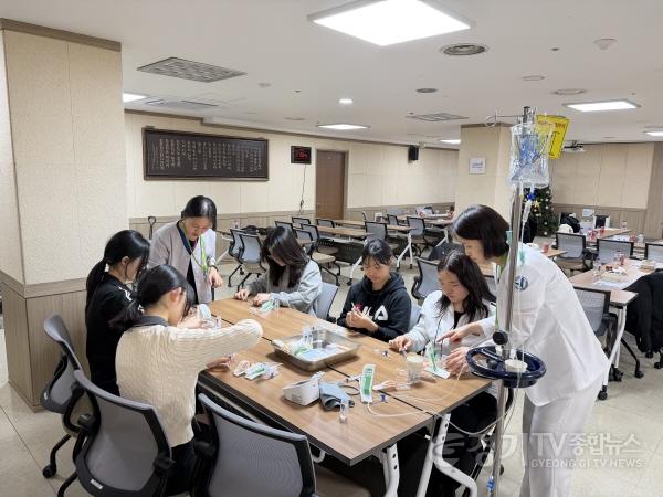 [크기변환]3-4. 용인 지역 중학생들이 8일 다보스병원에서 의료분야 직무 체험을 하고 있다..jpg