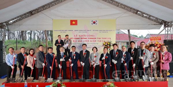 [크기변환]8-2. 이상일 용인특례시장이 지난해 2월 26일(현지시각) 베트남 국제연꽃마을에서 개최한 용인 스마트 디지털도서관 착공식에 참석했다..jpg