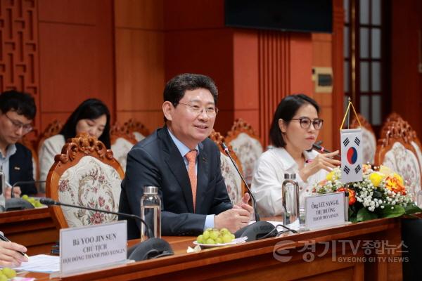 [크기변환]8-3. 이상일 용인특례시장과 시 대표단은 지난해 2월 26일(현지시각) 오전 베트남 꽝남성청에서 레반중 꽝남성 인민위원회 위원장(꽝남성장) 등 꽝남성 고위 관계자들과 간담회를 갖고 양 도시의 교류협력 방안을 논의했다.jpg