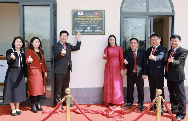 [크기변환]4-2. 이상일 용인특례시장이 13일(베트남 시각) 다낭시 광푸구 용인 공공 디지털도서관’ 준공식에서 현판 제막 후 참석자들과 기념촬영을 하고 있다. (왼쪽부터 응우엔 티 위 짱 다낭시 외무부 부국장, 응우엔 티 투 란 다낭.jpg