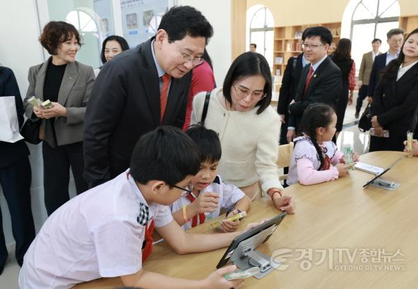 [크기변환]4-3. 이상일 용인특례시장이 13일(베트남 시각) ‘다낭시 광푸구 용인 공공 디지털도서관’ 준공식 이후 도서관을 돌아보고 있다.jpg