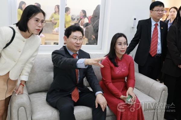 [크기변환]4-4. 이상일 용인특례시장은 13일(베트남 시각) ‘다낭시 광푸구 용인 공공 디지털도서관’ 준공식 이후 응우옌 티 안 티 부위원장과 함께 도서관내 마련된 양 도시 홍보관에서 용인특례시 홍보영상을 시청하고 있다.jpg