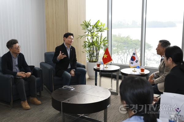[크기변환]4-5. 이상일 용인특례시장은 12일(베트남 시각) 주다낭 대한민국 총영사관을 방문해 오중택 선임영사, 조주연 다낭 KOTRA 무역관장 등과 간담회를 가졌다.jpg
