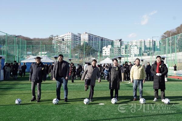 [크기변환]성남 판교 대장저류지 풋살장에서 신상진 성남시장(왼쪽서 세번째) 등이 시축 중이다.jpg
