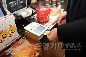 [크기변환]1-1. 지역 상점에서 시민이 희망화성지역화폐를 사용해 결제하고 있다.jpg