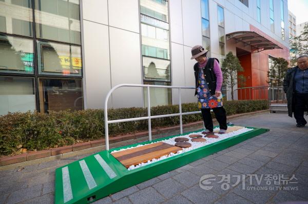 [크기변환]4-1. 용인특례시가 지역내 3곳의 복지관에 인지건강디자인 시설물을 설치했다..jpg