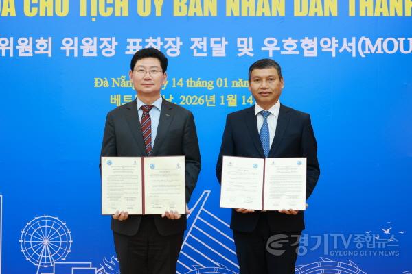 [크기변환]7-1. 이상일 용인특례시장(왼쪽)은 14일(현지시간) 다낭 시청에서 호 끼 민 다낭시 상임 부인민위원장(오른쪽)을 만나 우호협약을 체결했다.jpg