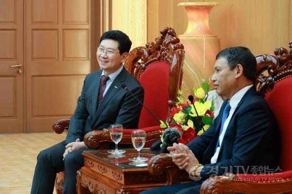 [크기변환]7-2. 이상일 용인특례시장(왼쪽)은 14일(현지시간) 다낭 시청에서 호 끼 민 다낭시 상임 부인민위원장(오른쪽)을 만나 우호협약을 체결했다.jpg