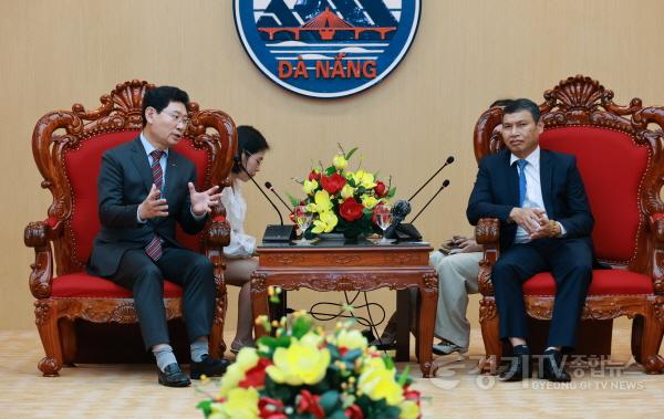 [크기변환]7-3. 이상일 용인특례시장(왼쪽)은 14일(현지시간) 다낭 시청에서 호 끼 민 다낭시 상임 부인민위원장(오른쪽)을 만나 우호협약을 체결했다.jpg