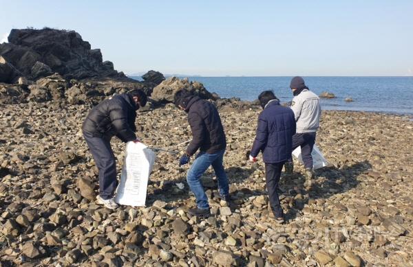 [크기변환]4-1. 화성특례시가 14일 국화도에서 민관합동 해양방제활동을 하고 있다.JPG