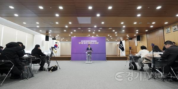 [크기변환]신상진 성남시장이 1월 14일 시청 한누리에서 2026년 신년 기자회견을 열고 있다.(6).jpg