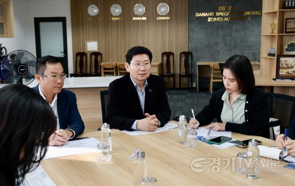 [크기변환]6-1. 이상일 용인특례시장(가운데)은 15일(현지시각) 다낭 하이테크파크 산업단지를 방문해 응우옌 꽁 띠엔 다낭 하이테크파크 관리위원회 부위원장(왼쪽)을 만났다.jpg