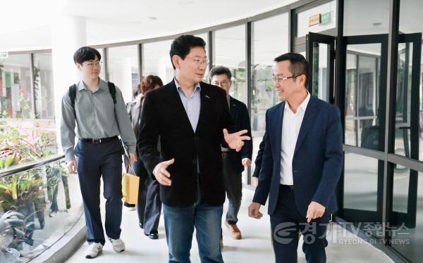 [크기변환]6-2. 이상일 용인특례시장(가운데)은 15일(현지시각) 다낭 하이테크파크 산업단지를 방문해 응우옌 꽁 띠엔 다낭 하이테크파크 관리위원회 부위원장(오른쪽)과 산단을 둘러봤다.jpg