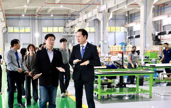 [크기변환]6-4. 이상일 용인특례시장(가운데)은 15일(현지시각) 다낭 하이테크파크에 입주한 한국 기업인 KP Aerospace Vietnam을 방문해 항공우주 부품 생산시설을 둘러보며 관계자들을 격려했다.jpg