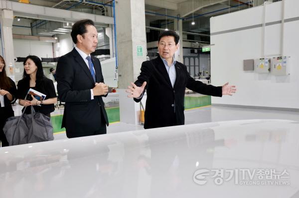 [크기변환]6-5. 이상일 용인특례시장(가운데)은 15일(현지시각) 다낭 하이테크파크에 입주한 한국 기업인 KP Aerospace Vietnam을 방문해 항공우주 부품 생산시설을 둘러보며 관계자들을 격려했다.jpg