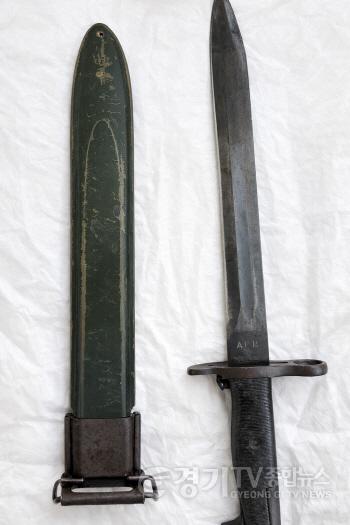 [크기변환]1.오산 유엔군 초전기념관, 한국전쟁 미군 M1 대검 공식 수증-2.jpg