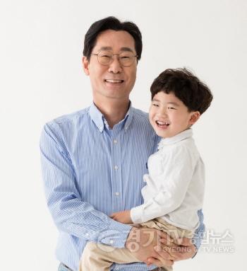 [크기변환]1-3. 정명근 화성특례시장이 아이를 안고 있다..jpg