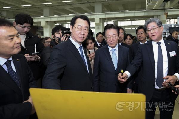 [크기변환]1-2. 정명근 화성특례시장과 이재명 당시 더불어민주당 당대표에게 화성시 정책을 설명하고 있다..jpg