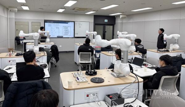 [크기변환][기획보도 사진(3)] 로봇직업교육센터에서 협동로봇을 활용한 조립 공정 자동화 교육을 진행하고 있다..jpg