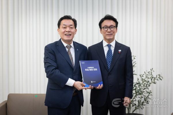 [크기변환]사진1) 이재준 수원특례시장, 김민석 국무총리에게 수원 군공항 이전·수원경제자유구역 지정 등 현안 정부 지원 건의.jpg