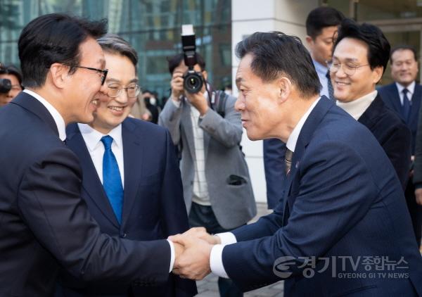 [크기변환]사진2) 이재준 수원특례시장, 김민석 국무총리에게 수원 군공항 이전·수원경제자유구역 지정 등 현안 정부 지원 건의.jpg