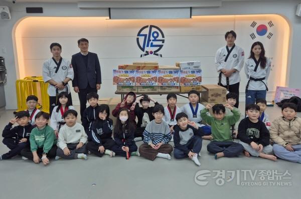 [크기변환]사본 -4-14. 동백1동 국가대표가온태권도장’ 라면 기탁.jpg