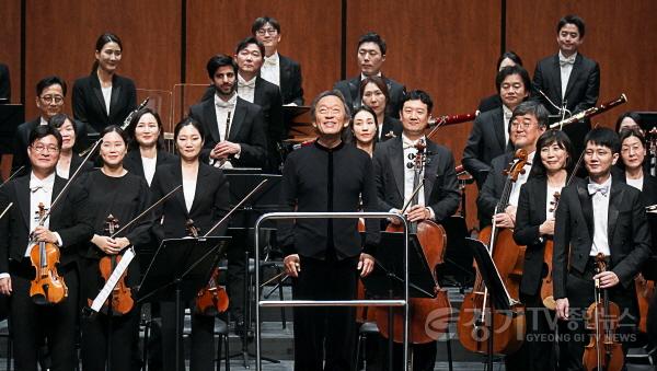 [크기변환]1-1. 정명훈 지휘자와 바이올리니스트 레오니다스 카바코스, KBS교향악단이 15일 화성예술의전당 동탄아트홀에서 개관 기념 공연을 선보였다.jpg