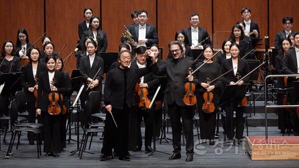 [크기변환]1-2. 정명훈 지휘자와 바이올리니스트 레오니다스 카바코스  KBS교향악단이 15일 화성예술의전당 동탄아트홀에서 개관 기념 공연을 선보였다.jpg