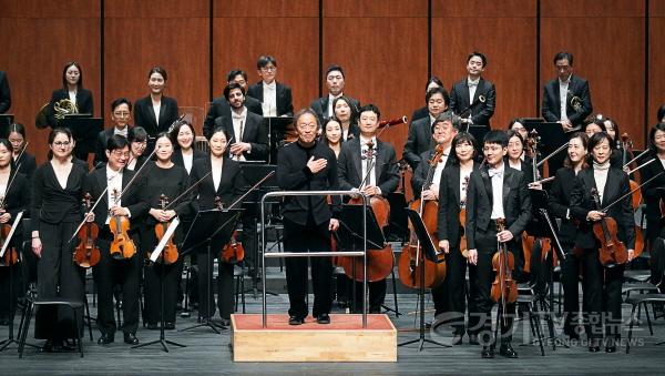 [크기변환]1-4. 정명훈 지휘자와 바이올리니스트 레오니다스 카바코스  KBS교향악단이 15일 화성예술의전당 동탄아트홀에서 개관 기념 공연을 선보였다.jpg