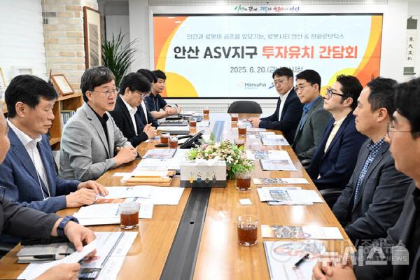 [크기변환][기획보도 사진(3)] 2025. 06. 20. 이민근 안산시장이 한화로보틱스 관계자와 투자유치 간담회를 진행하고 있다..jpg