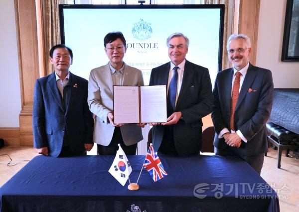 [크기변환][기획보도 사진(2)] 2025. 10. 17. 이민근 안산시장이 안산사이언스밸리지구 내 국제학교 설립을 위해 英 온들스쿨로부터 투자의향서를 접수받고 있다..jpg