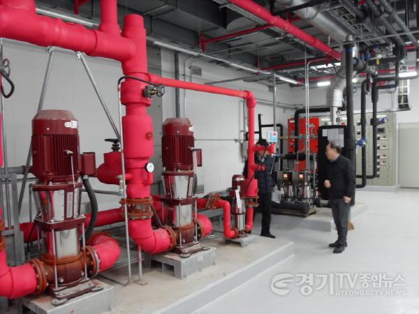 [크기변환]3. 안전관리자문단 전문가와 시설물 관리부서 관계자들이 합동 점검을 하는 모습..JPG