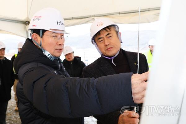 [크기변환]8-3. 이상일 용인특례시장이 19일 처인구 이동읍에 있는 제2용인테크노밸리 현장을 점검하고 있다..jpg
