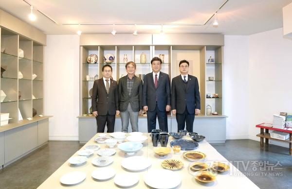 [크기변환]광주시, 일본 교토시 공식 방문…문화·청소년 중심 실질 교류 협력 모색(로쿠베이 가마 시찰) (2).jpg